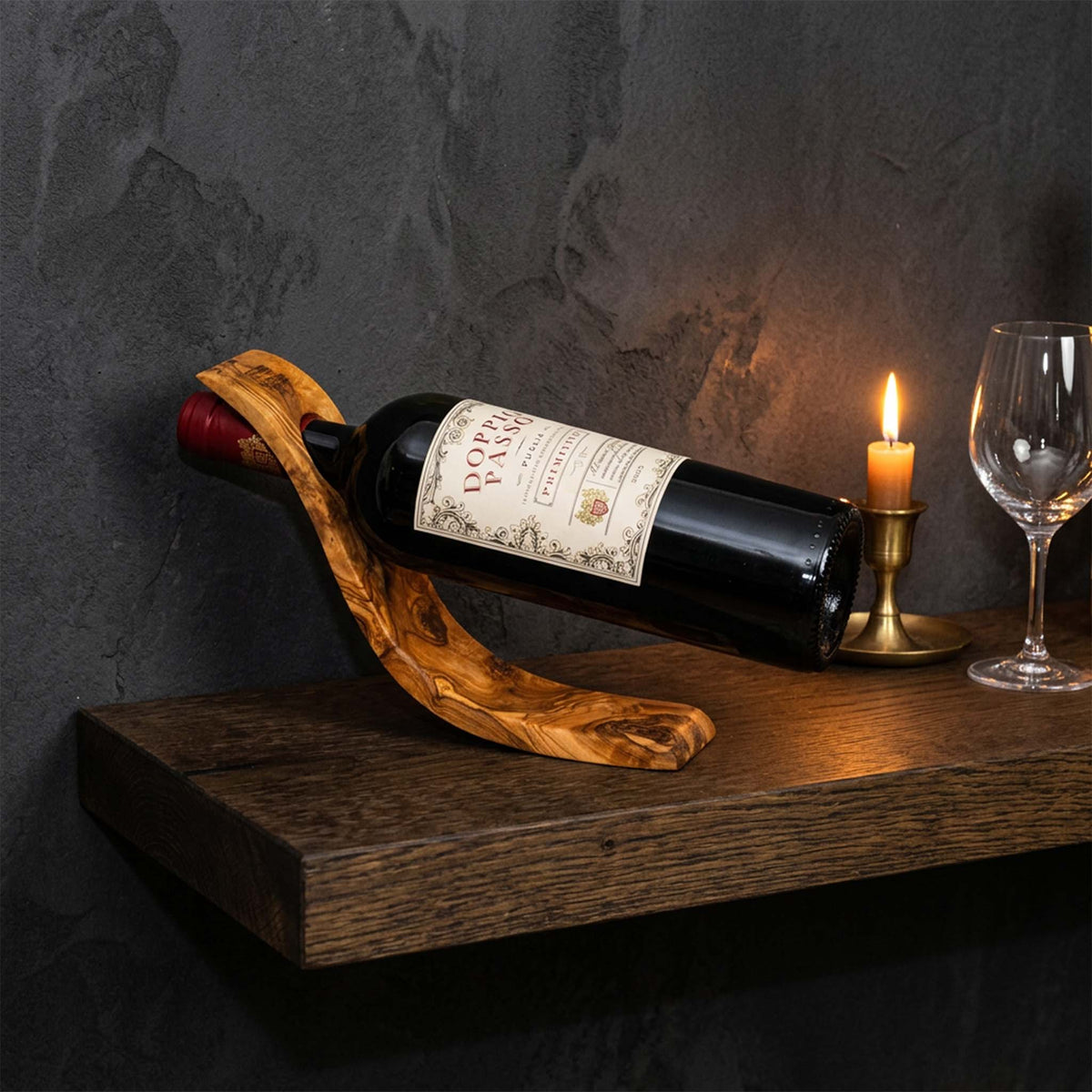 Botellero de equilibrio de madera de olivo como decoración de mesa con vela y copa de vino