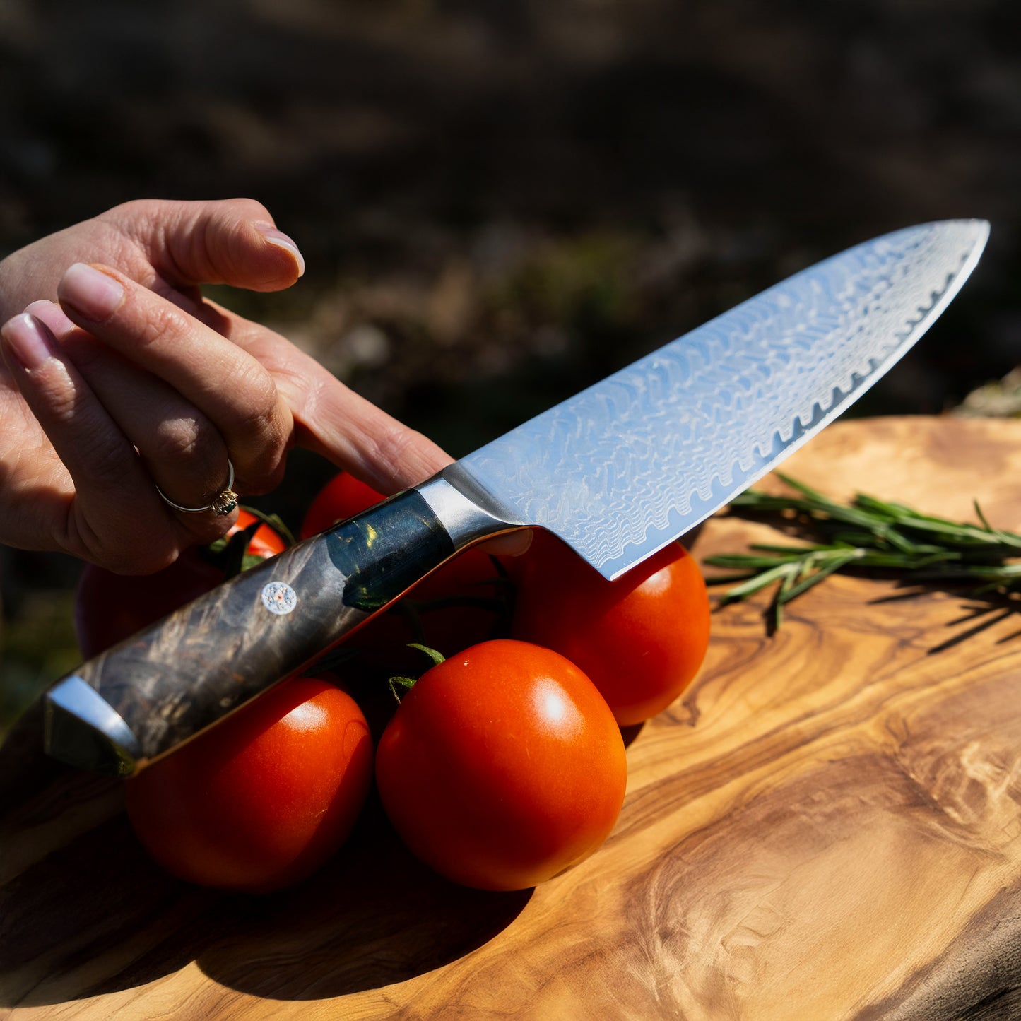 Careme Chef Messer aus Damaststahl liegt perfekt ausbalanciert auf einem Finger