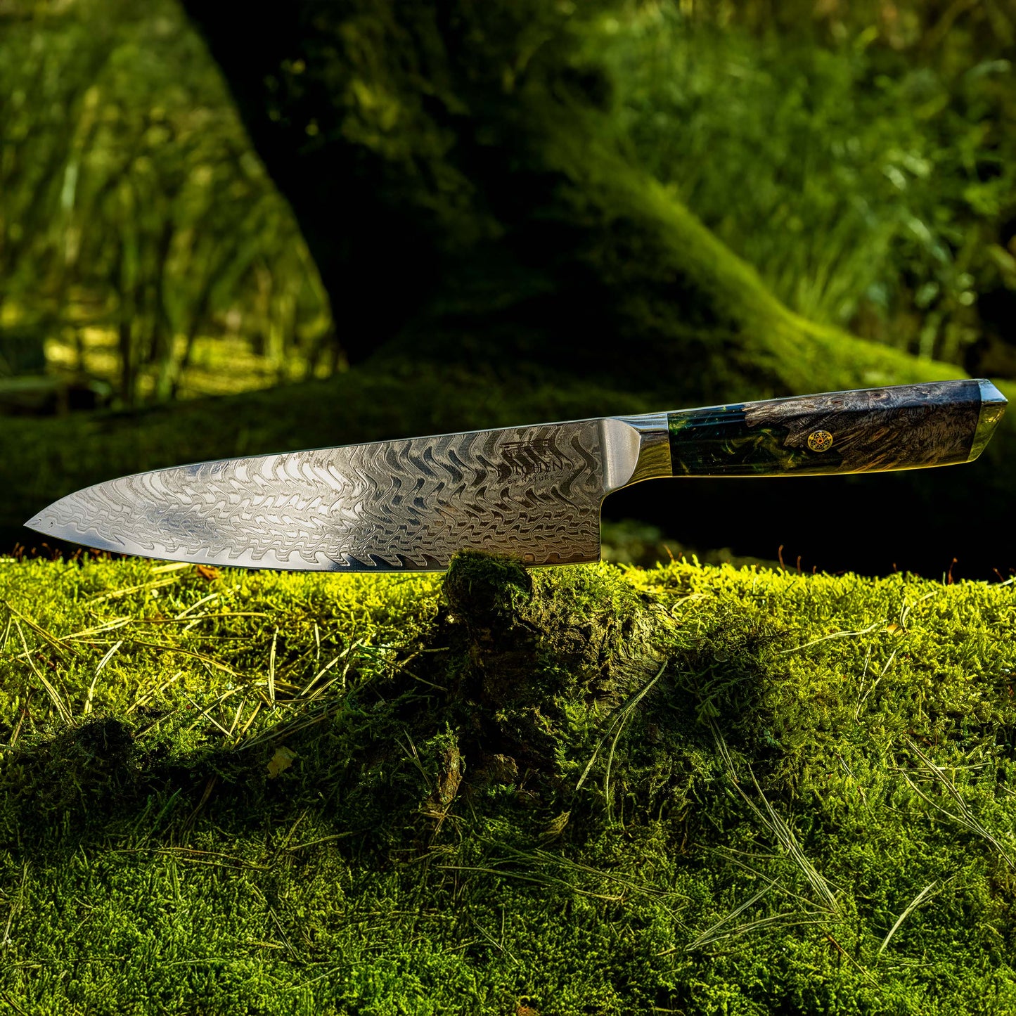 Careme Damastmesser im Wald mit einzigartiger Damaststahlklinge
