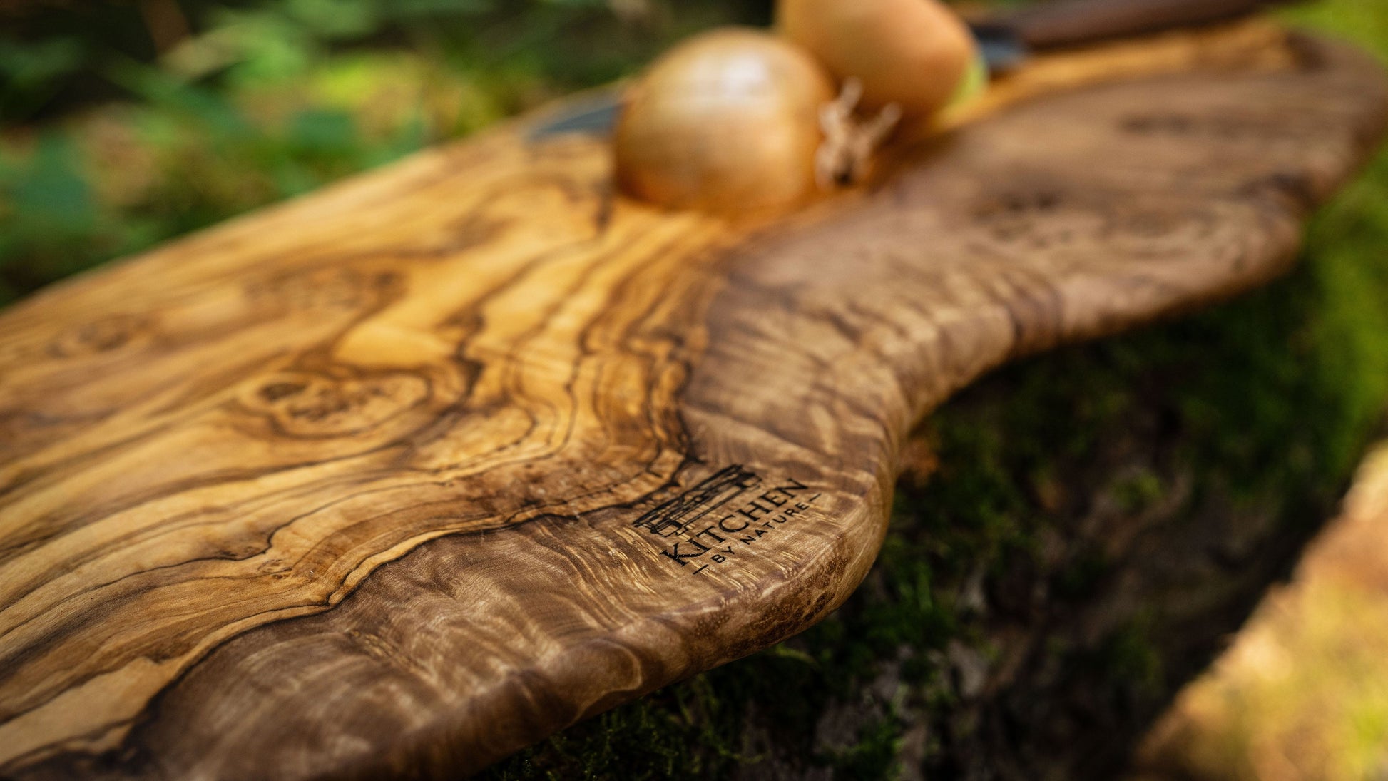 Detailaufnahme eines Olivenholz-Schneidebretts für Brot, Käse und Gemüse, ideal als langlebiges Holz-Küchenbrett für nachhaltige Küchenliebhaber.