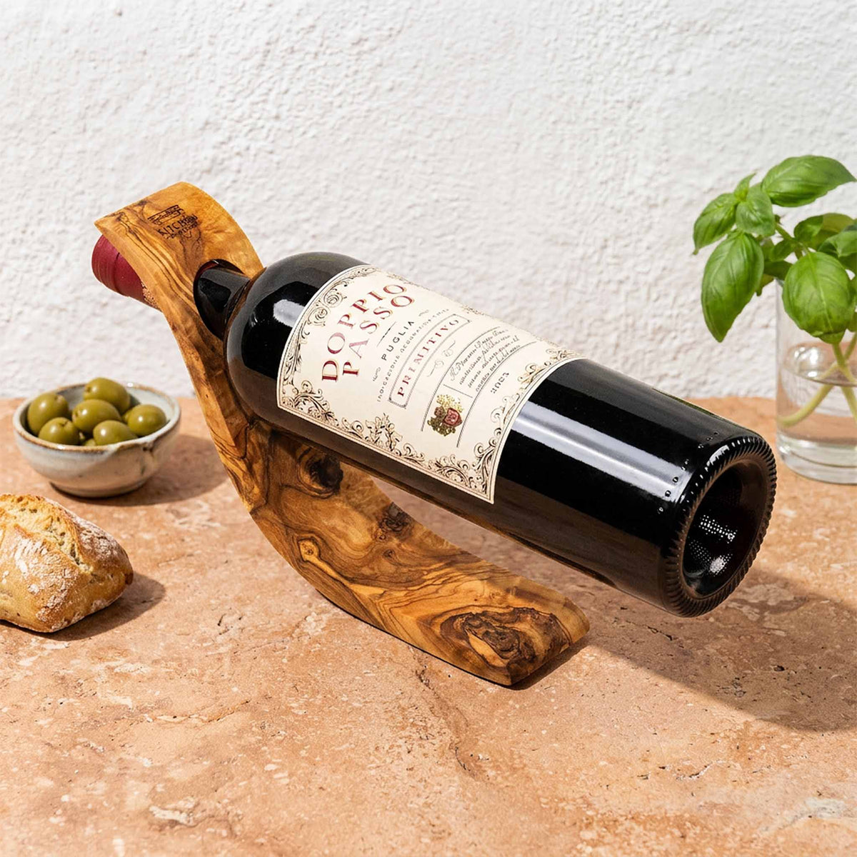 Botellero de madera con una botella de vino que parece flotar, regalo para amantes del vino