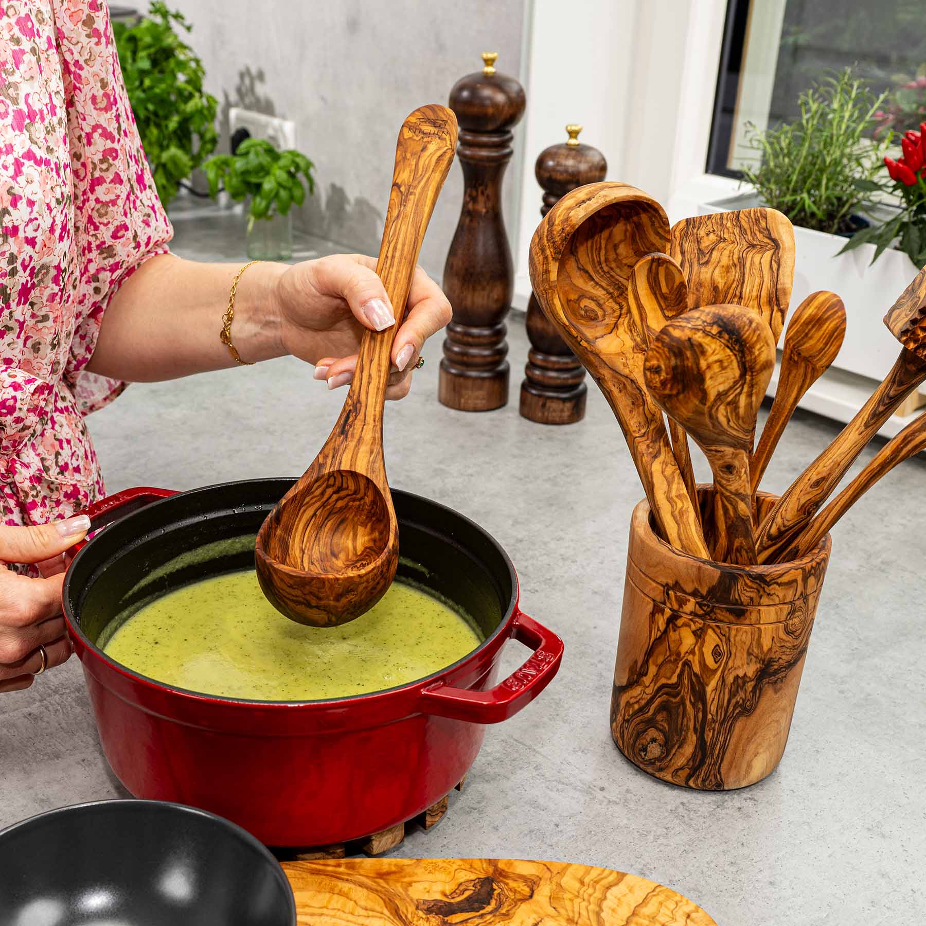 8-piece Olive Wood Kitchen Utensil Set “Château”