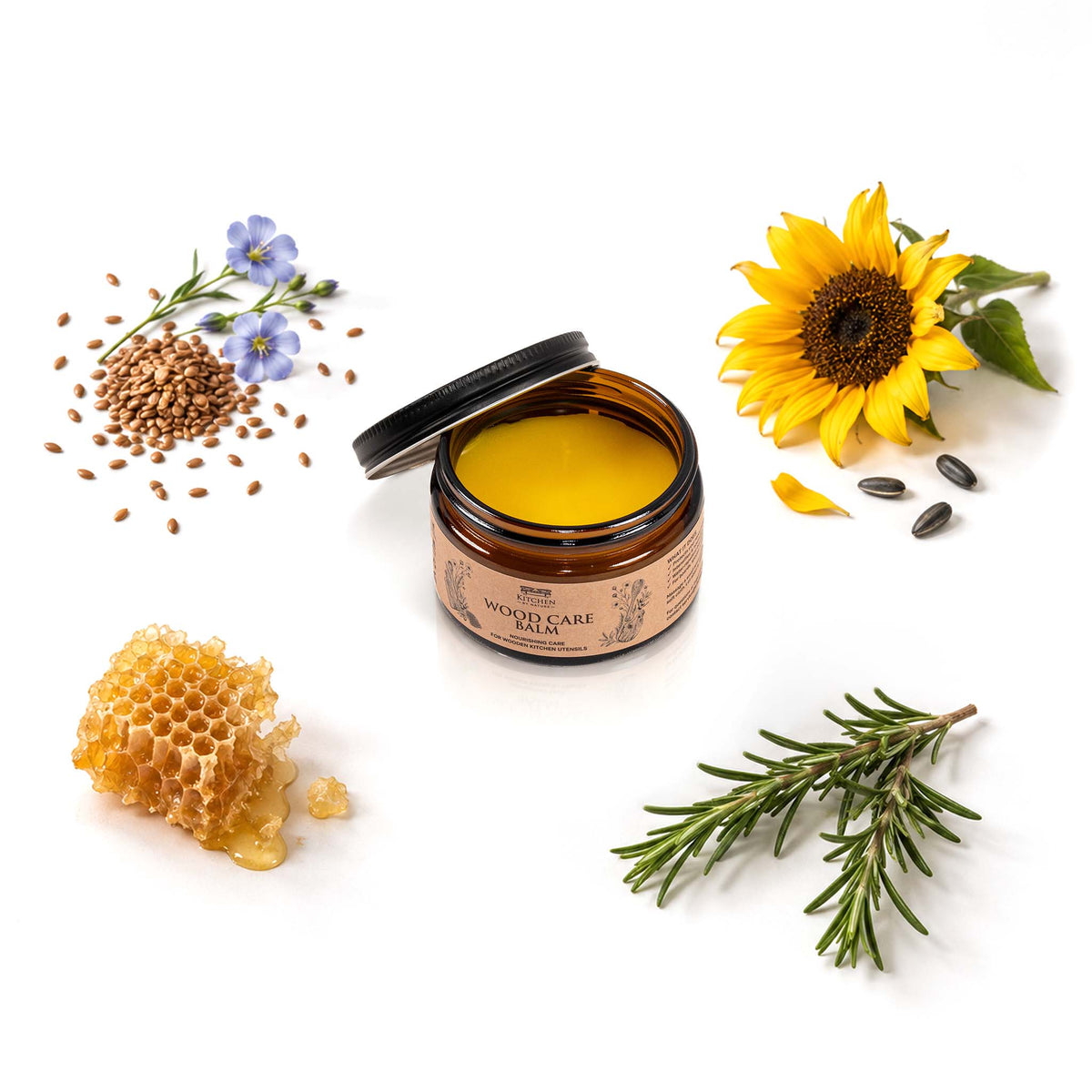 Baume d’entretien du bois dans le pot ouvert, entouré de graines et de fleurs de lin, d’un rayon de miel, d’un tournesol et de romarin